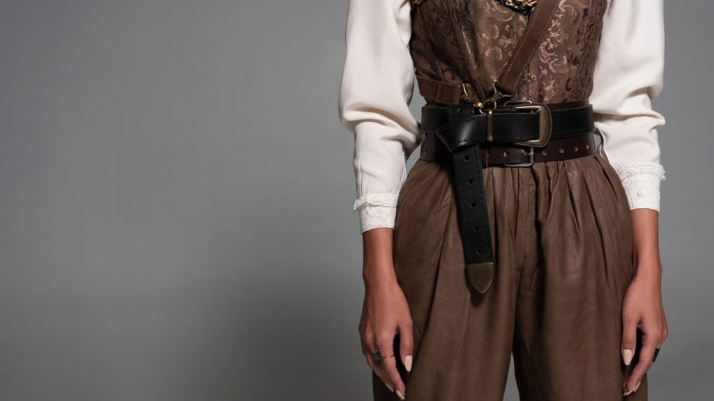 Roupas que equilibram a silhueta ao usar cintos largos