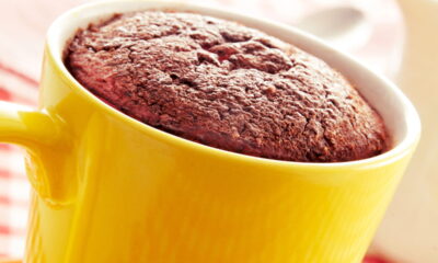 Receita de bolo de caneca de banana sem ovos fica pronta em cerca de 5 minutos