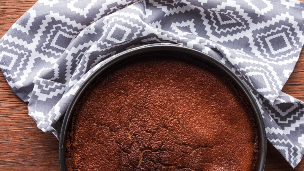 Aprenda a fazer bolo de chocolate que cresce 3x sem fermento
