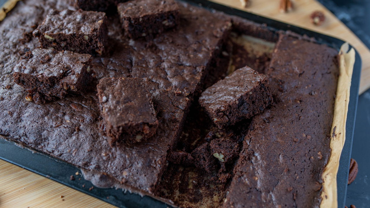 Aprenda a fazer bolo de chocolate que cresce 3x sem fermento