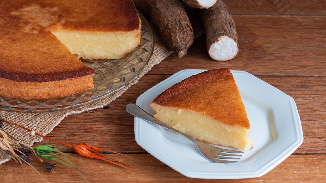Receita de bolo de mandioca cremoso e fácil de preparar