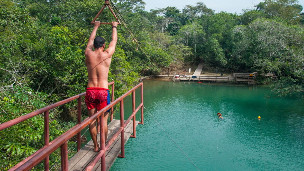 Essa cidade do Brasil é perfeita para nadar com peixes coloridos
