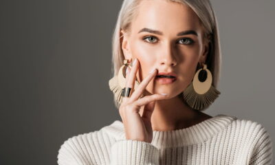 Como usar brincos grandes em diferentes ocasiões