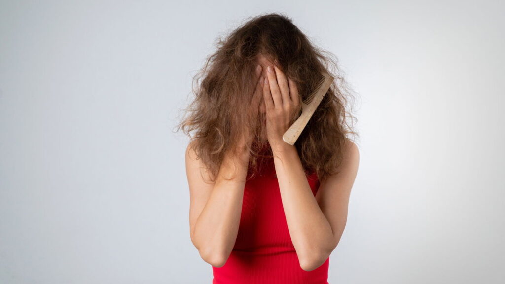 Como reduzir o frizz e manter cabelos alinhados e saudáveis