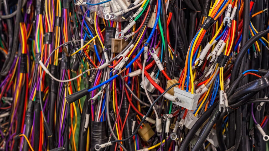 Dicas para organizar cabos e fios sem bagunça e com praticidade