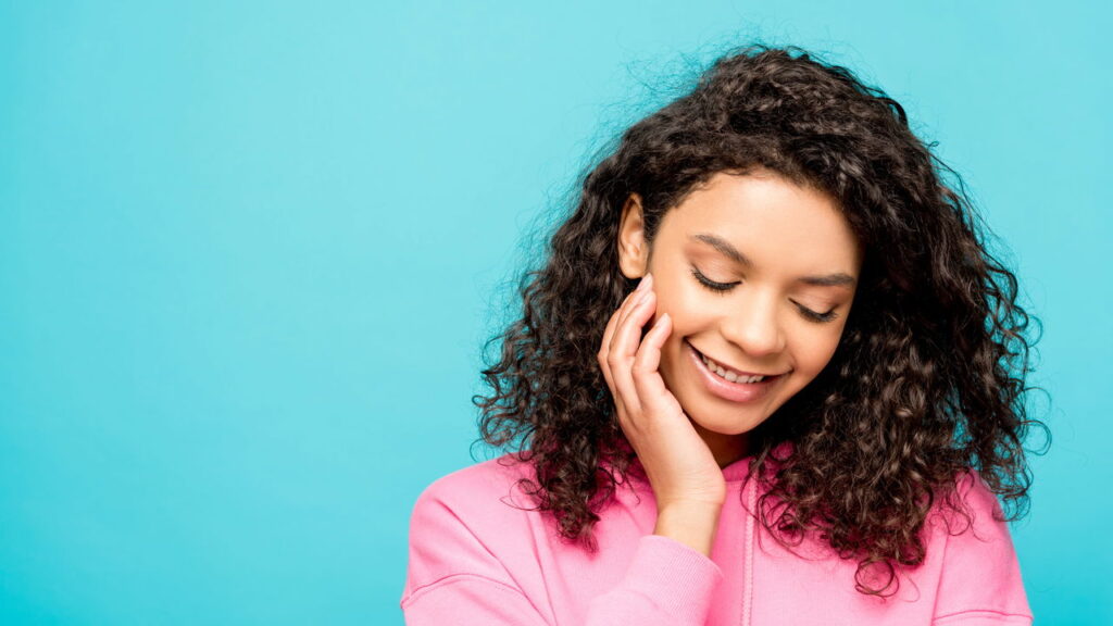 Técnicas eficientes para definir cachos com hidratação adequada