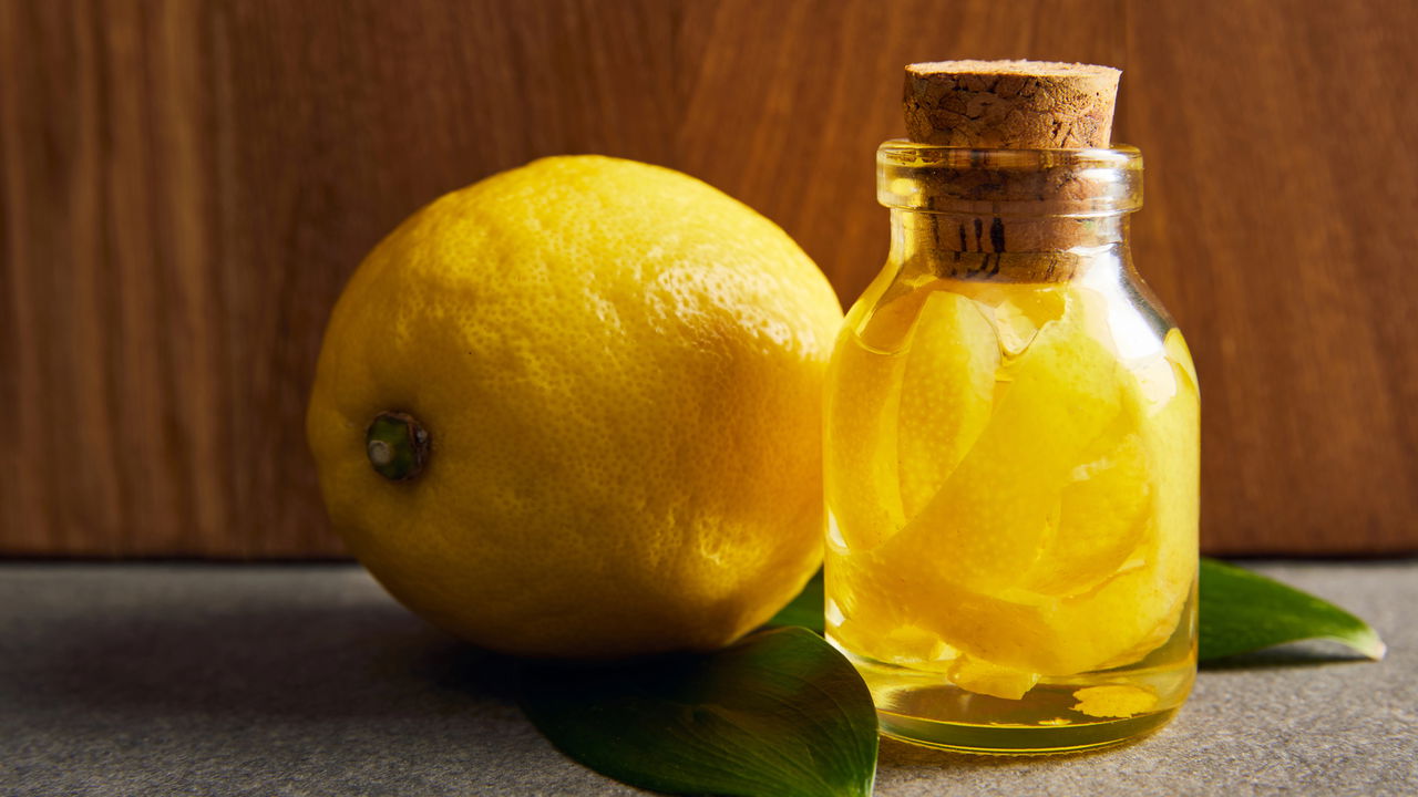 Casca de limão e pasta de dente fazem milagres na limpeza doméstica