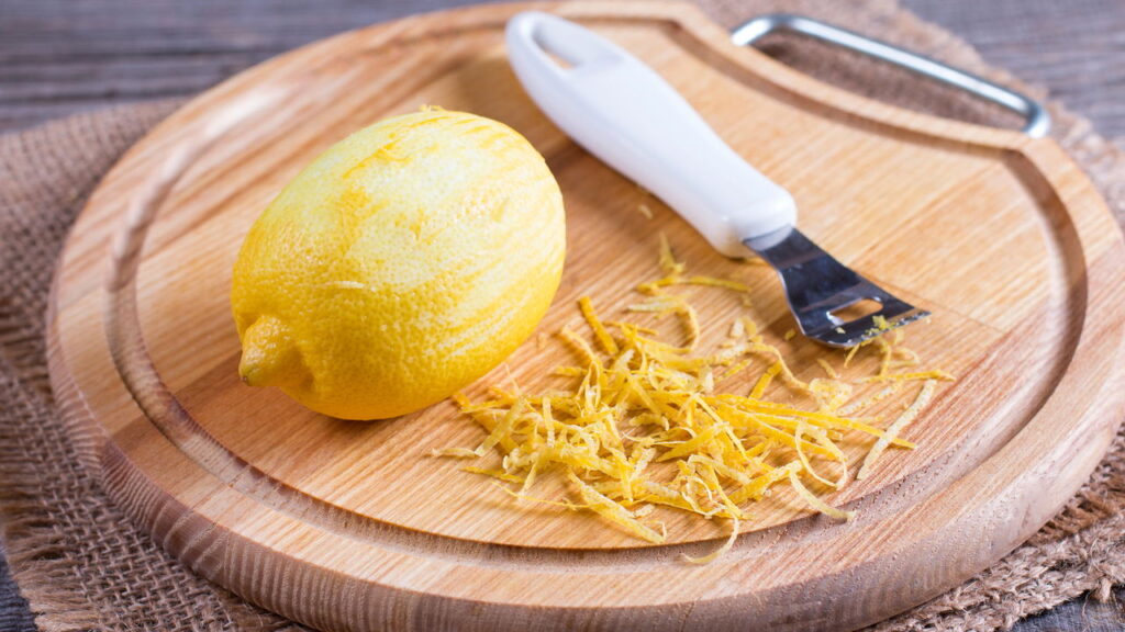 Casca de limão e pasta de dente fazem milagres na limpeza doméstica