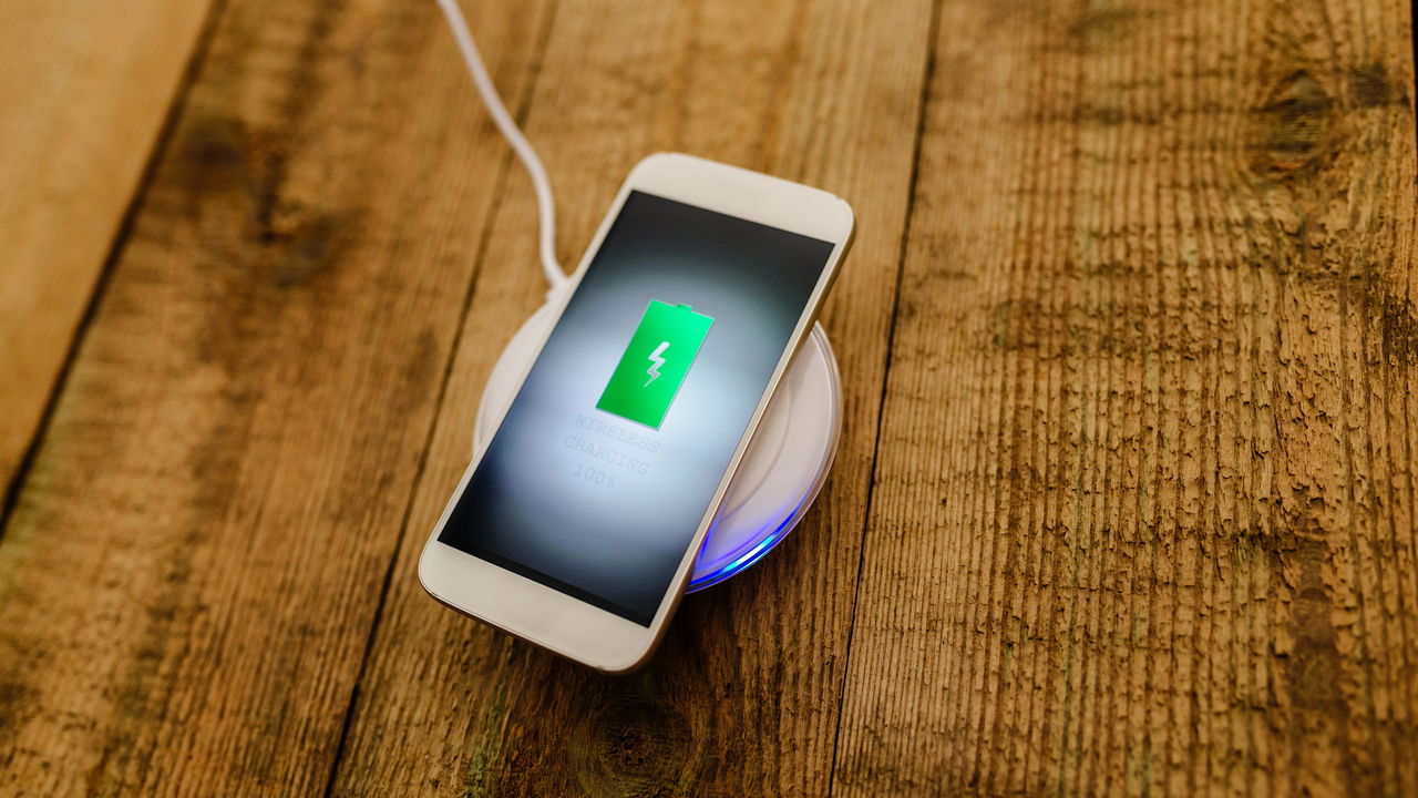 Cinco celulares com carregamento sem fio mais rápido