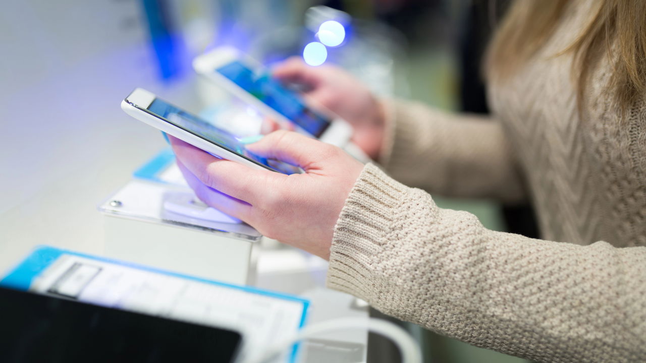 Três celulares intermediários que parecem top de linha