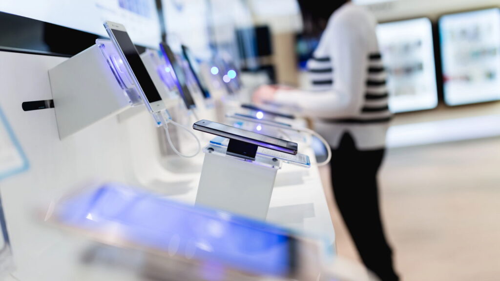 Três celulares intermediários que parecem top de linha