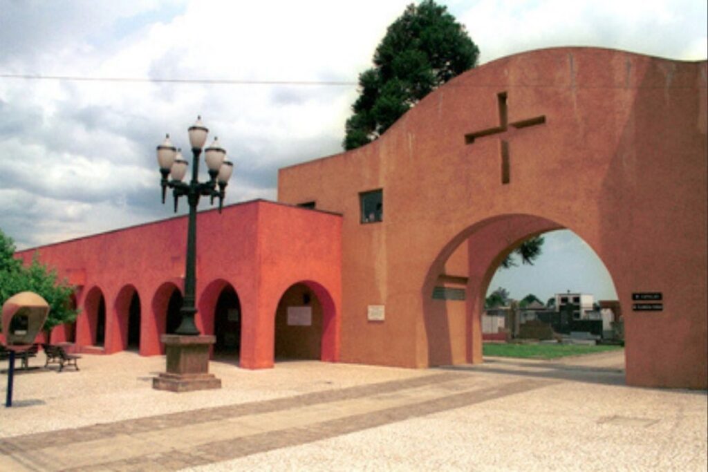 Obra do além? Mulher pede socorro em cemitério e desaparece