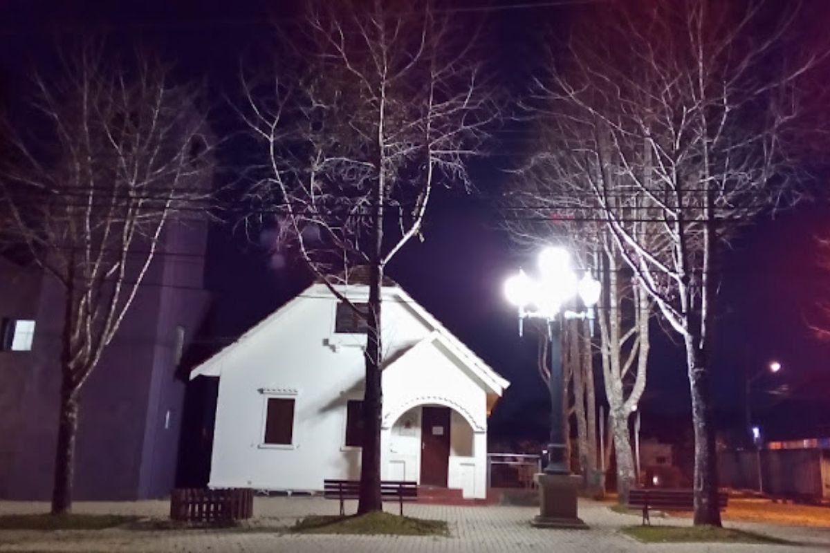 Obra do além? Mulher pede socorro em cemitério e desaparece