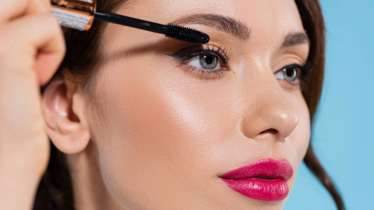 Produto de beleza famoso está mudando a cor dos olhos de quem usa