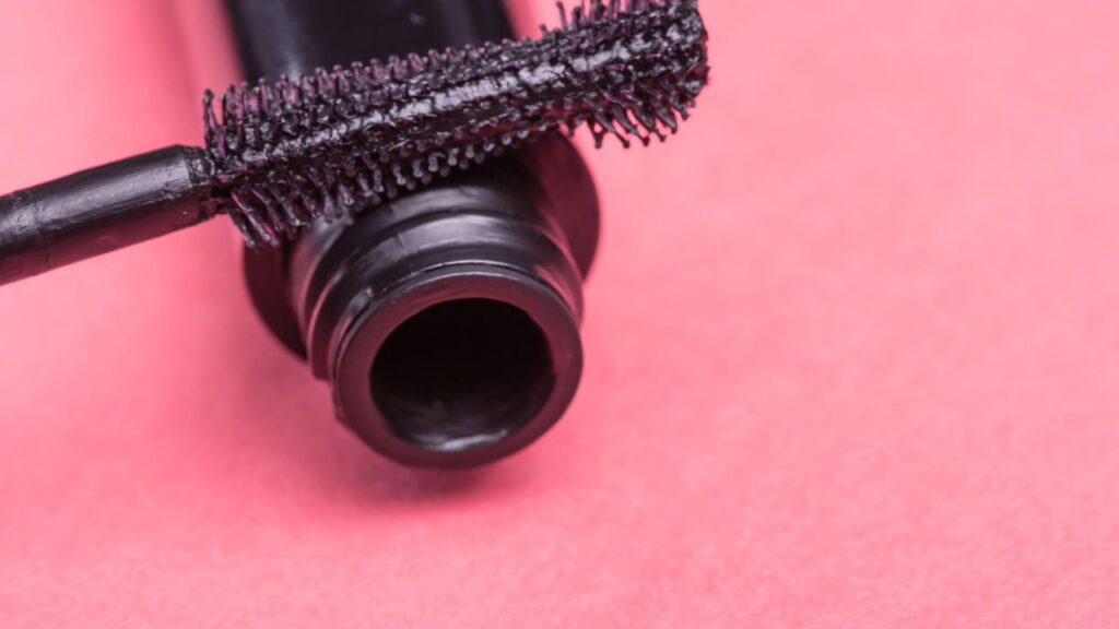 Produto de beleza famoso está mudando a cor dos olhos de quem usa