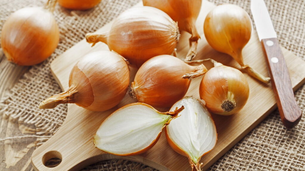 Truque simples para evitar lágrimas na hora de cortar cebola