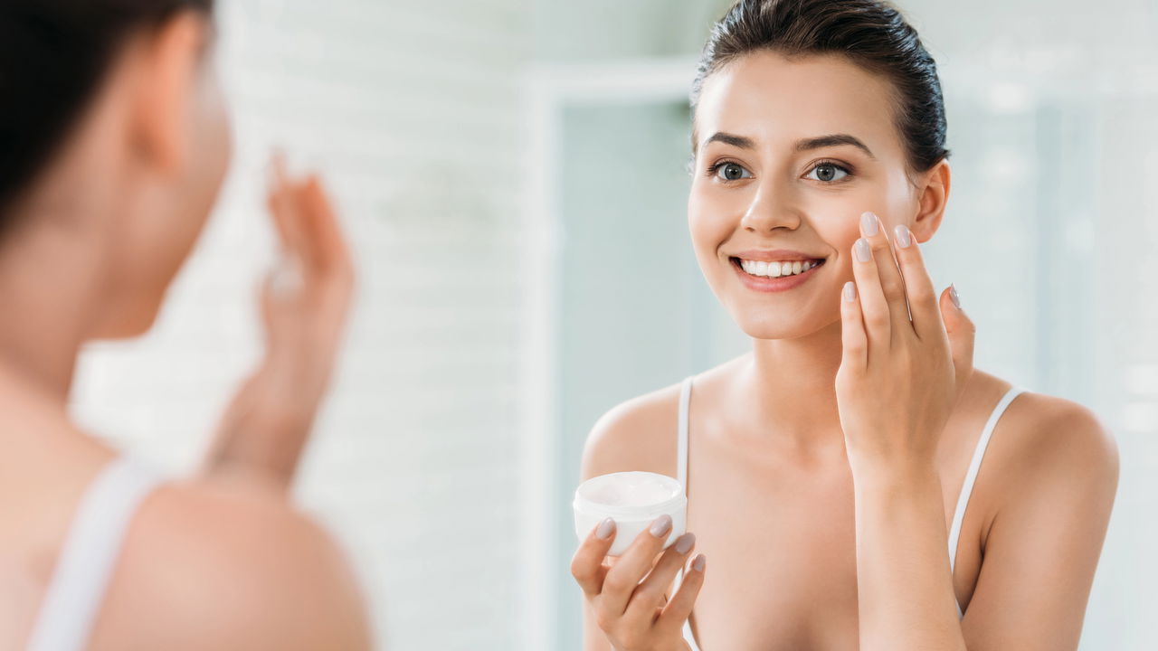 Cremes faciais que deixam a pele vulnerável ao sol