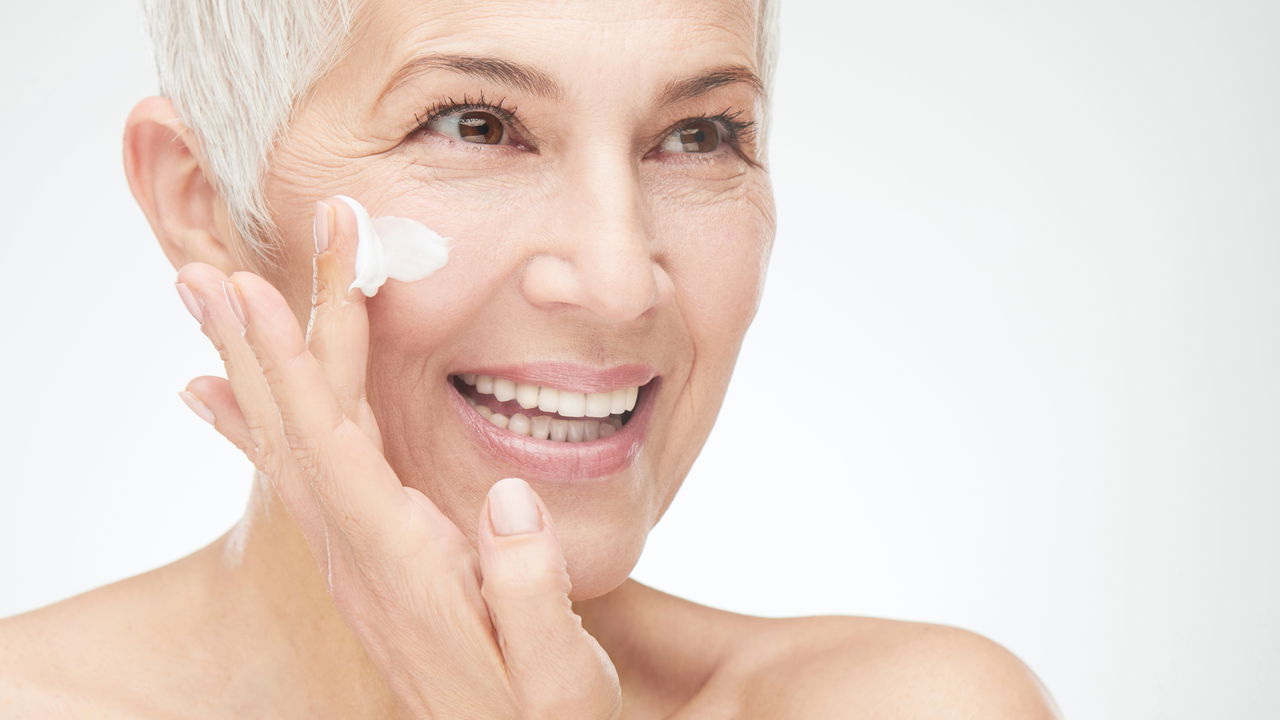 Como cosmético anti-idade transforma a pele com efeito rápido