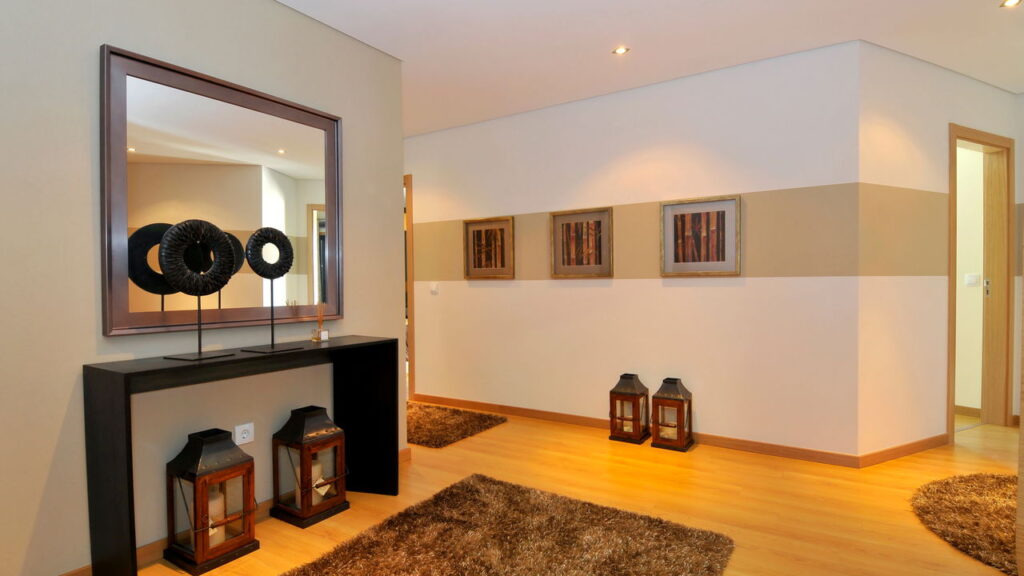 Móveis estreitos e plantas melhoram a decoração de corredores