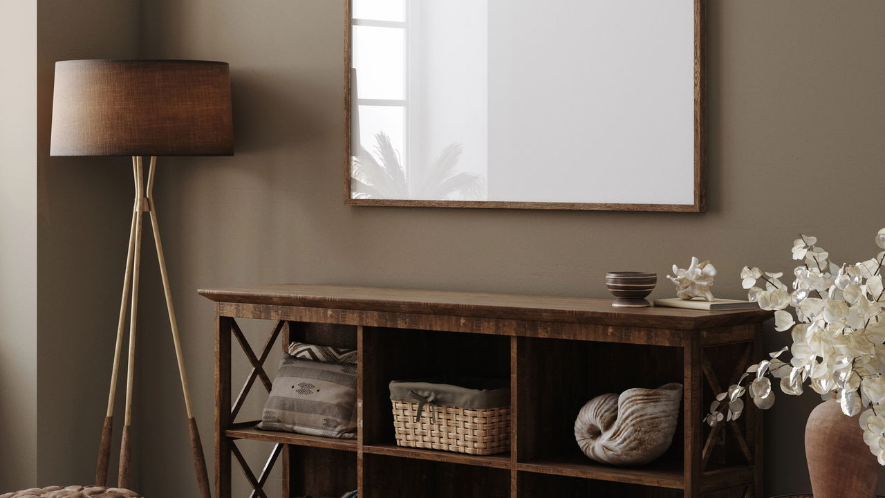 Móveis estreitos e plantas melhoram a decoração de corredores