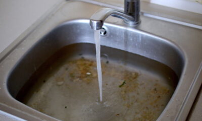 Essa mistura caseira desentope pia sem esforço