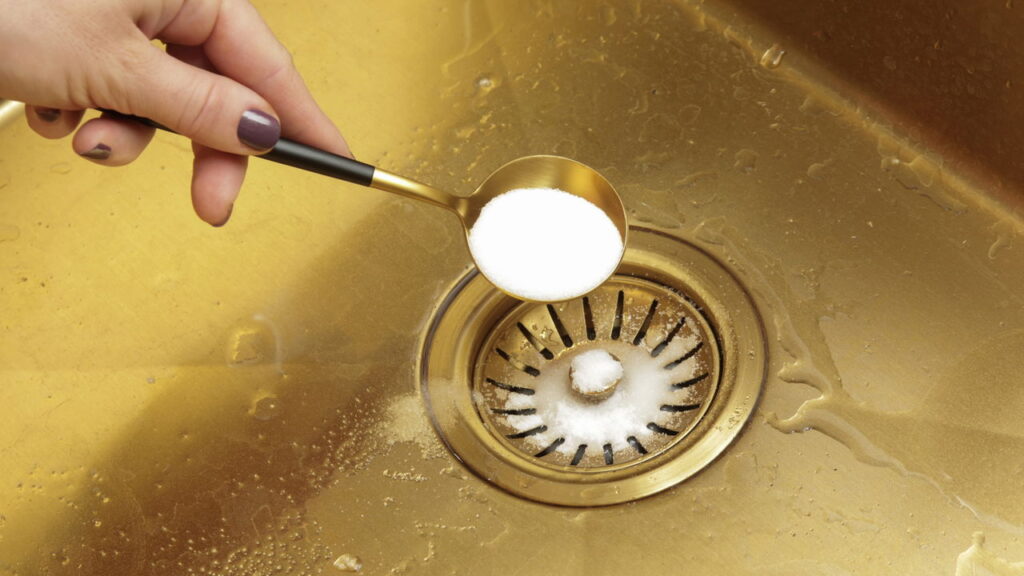 Essa mistura caseira desentope pia sem esforço
