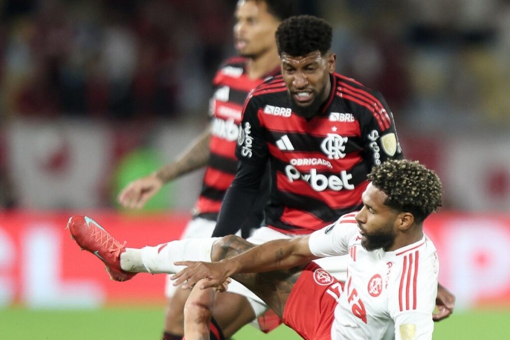Emerson Royal em campo pelo Flamengo