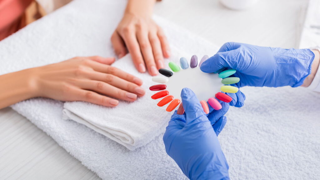 Esmalte verde oliva domina a nova estação com elegância