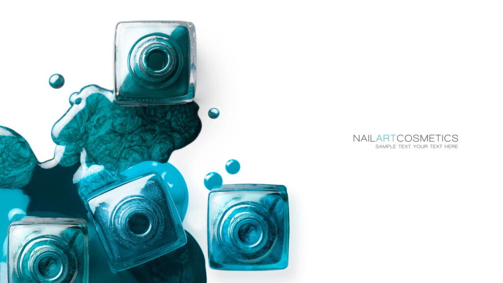 Como usar esmalte azul metálico para criar looks modernos