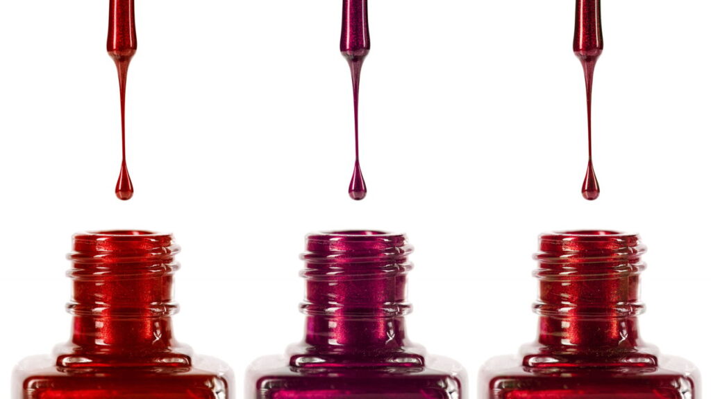 Técnicas fáceis para aplicar esmalte com glitter sem erro