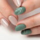 Esmalte verde oliva domina a nova estação com elegância