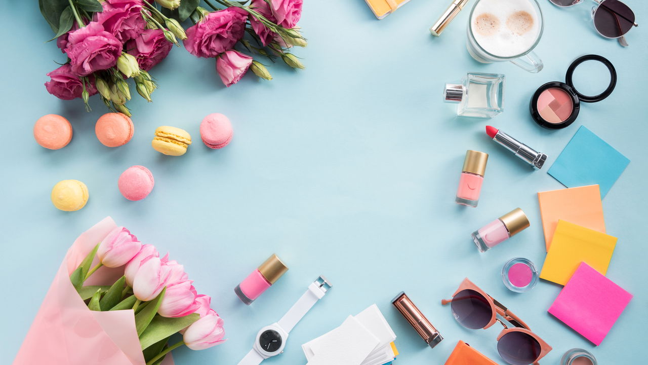 Como usar esmalte azul metálico para criar looks modernos