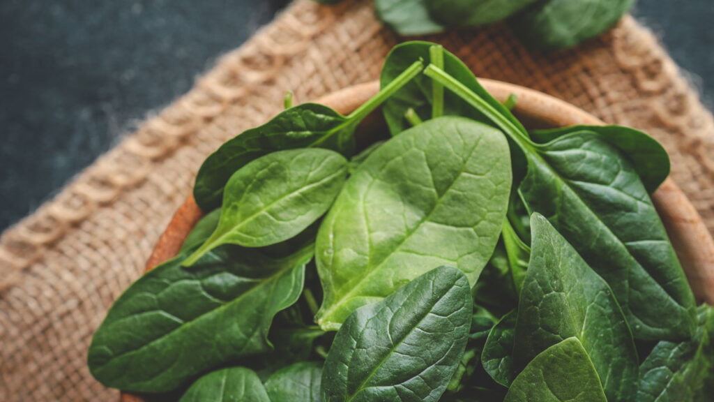 Espinafre fica mais gostoso e sem amargor se você cozinhar com 1 ingrediente simples