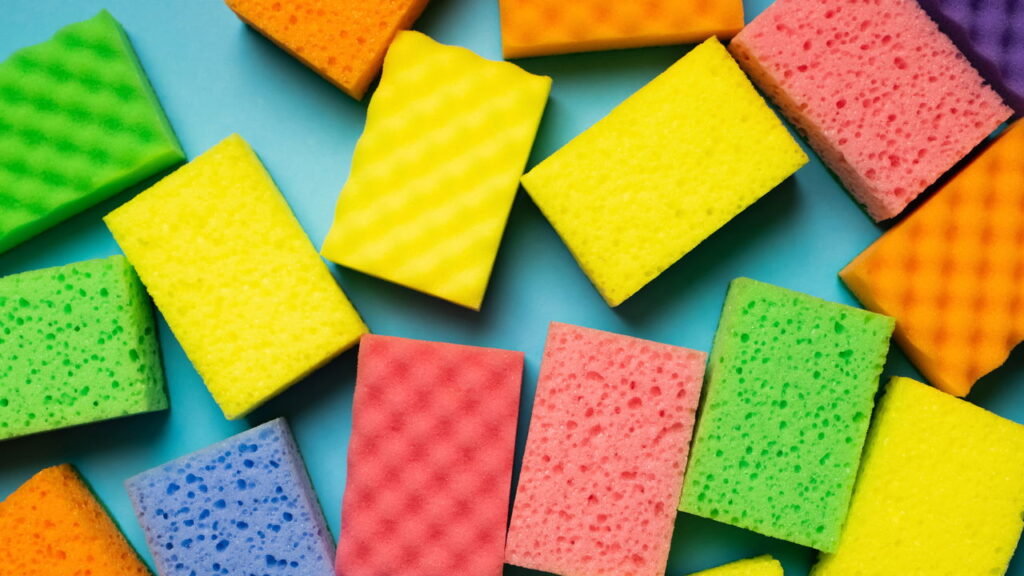 Função de cada cor de esponja e como evitar danos nos utensílios