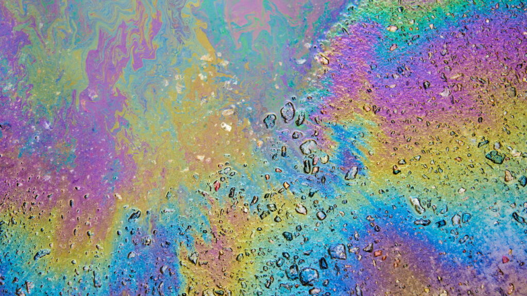 O que significam as manchas coloridas no asfalto após a chuva