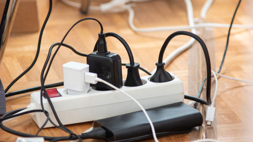 Como usar extensões elétricas de forma segura em casa