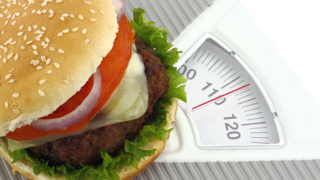 "Não pare de comer fast food na sua dieta", afirma dietista experiente, Julia Cassidy