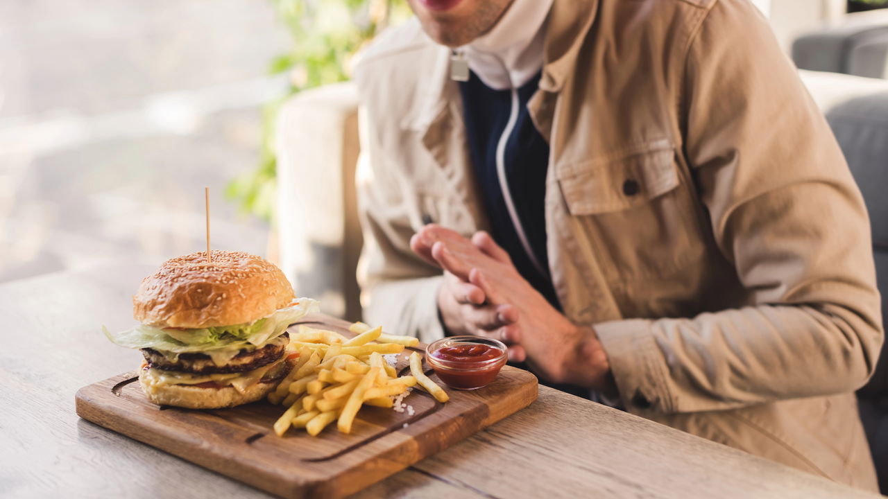 "Não pare de comer fast food na sua dieta", afirma dietista e nutricionista experientes