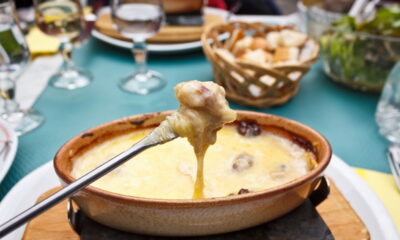 A forma mais fácil de fazer fondue de queijo em casa