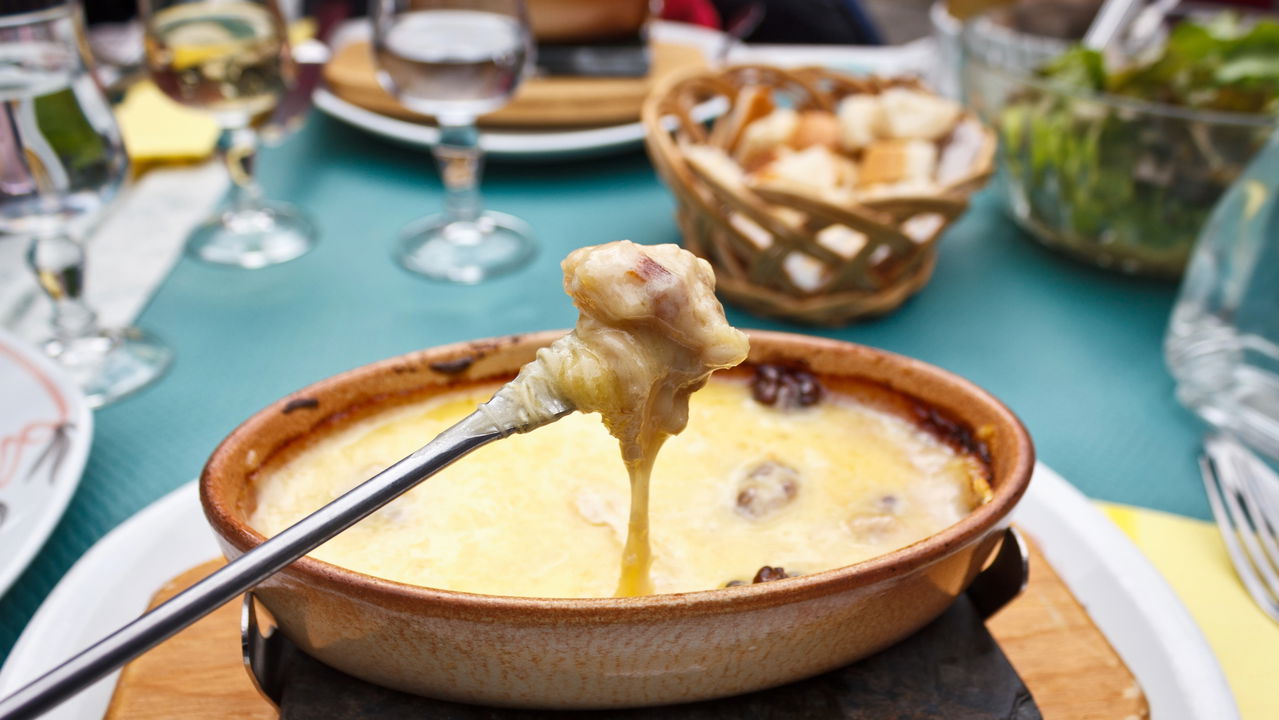 A forma mais fácil de fazer fondue de queijo em casa