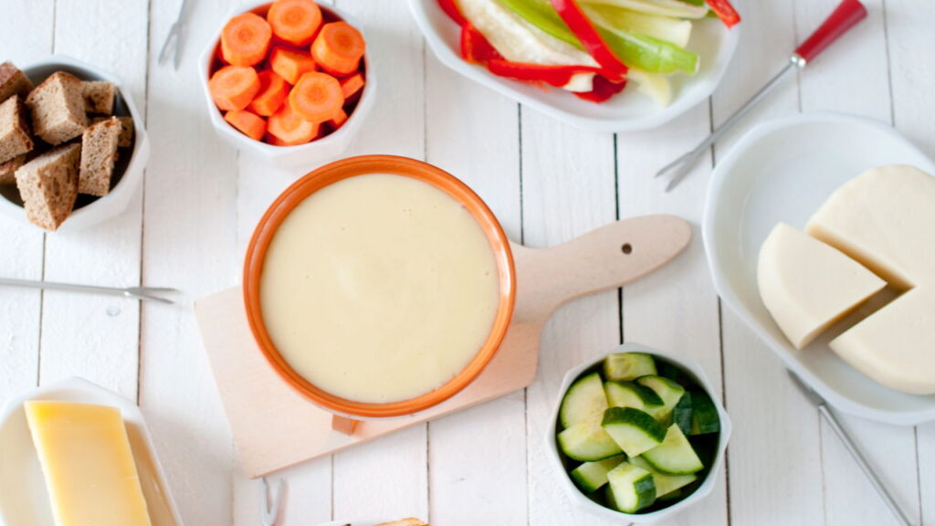  A forma mais fácil de fazer fondue de queijo em casa
