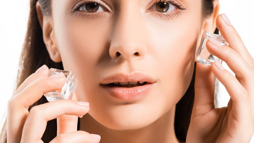 Truque com gelo deixa a pele firme e sem poros
