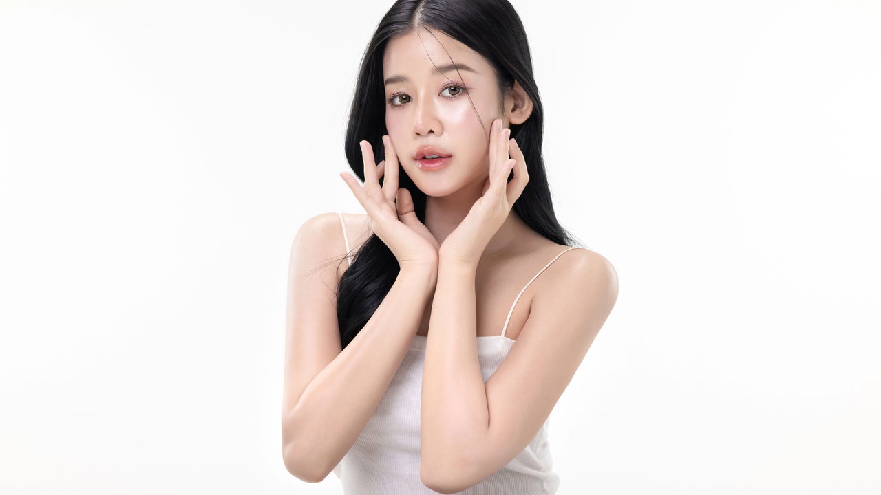 Rotina de skincare alcança glass skin em peles oleosas