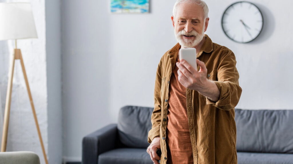 Quatro celulares incríveis que todo idoso vai adorar

