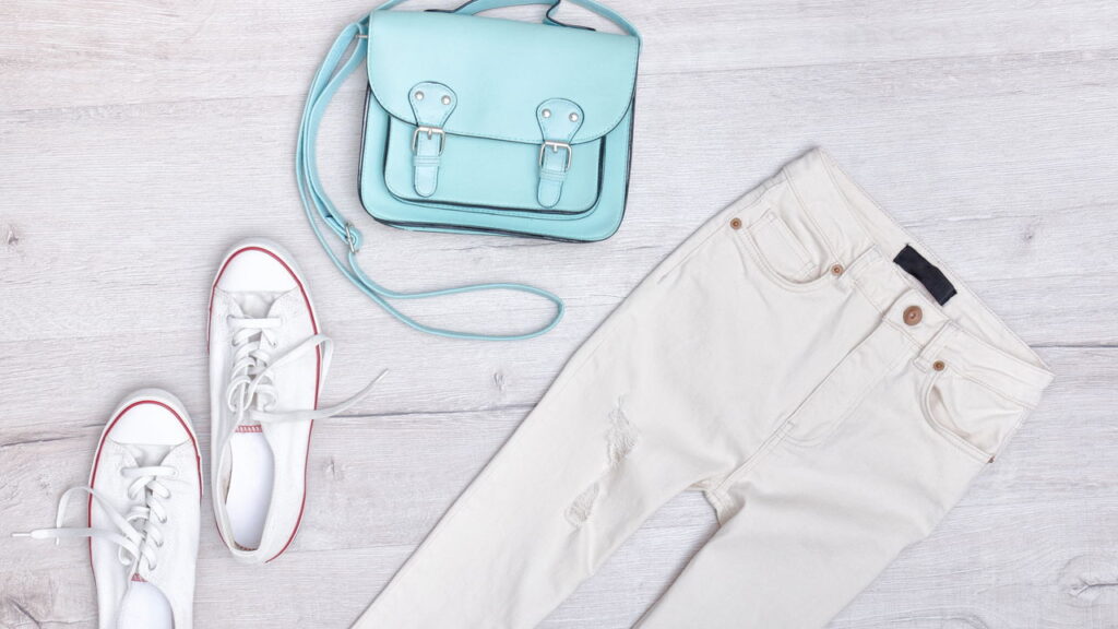 Como combinar jeans branco com tênis e manter estilo casual