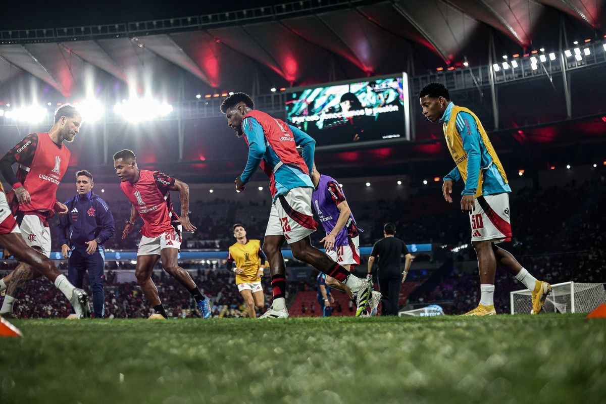 Jogadores do Flamengo aquecendo no Maracana