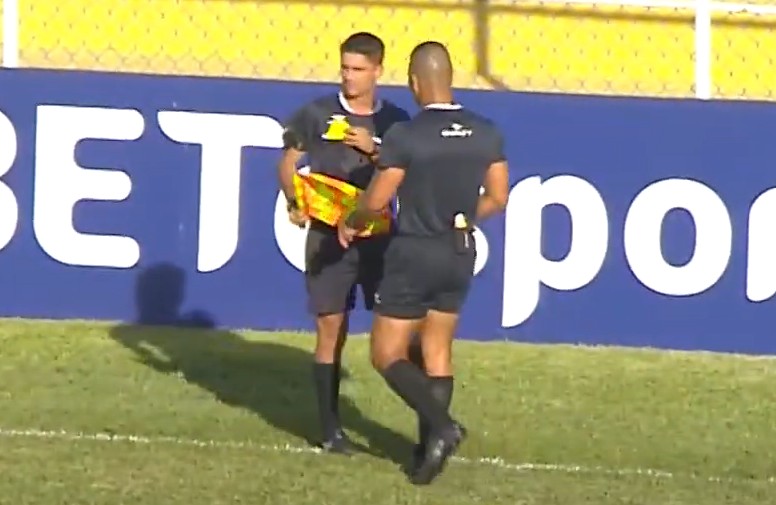 Árbitro pega cartão amarelo com o bandeirinha (Foto: Reprodução/TV Alerj)
