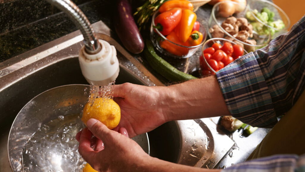 Como higienizar frutas e verduras de forma correta em casa