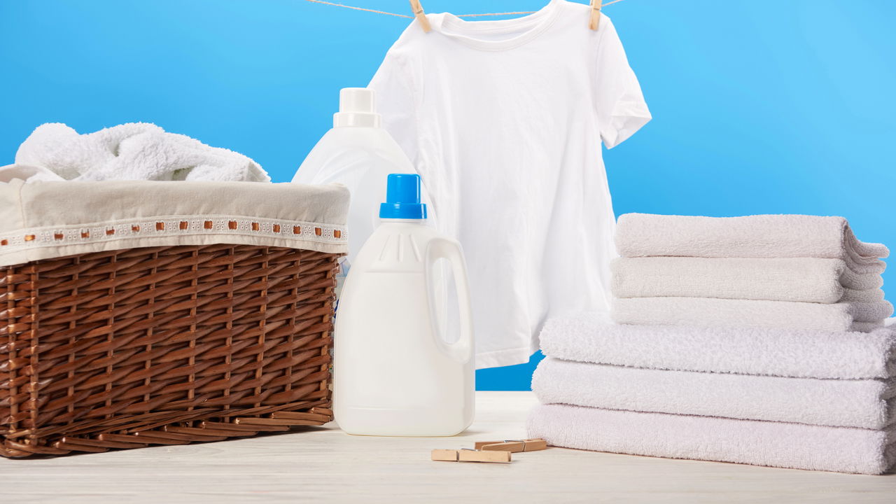 Clarear roupas brancas fica fácil com métodos caseiros e naturais