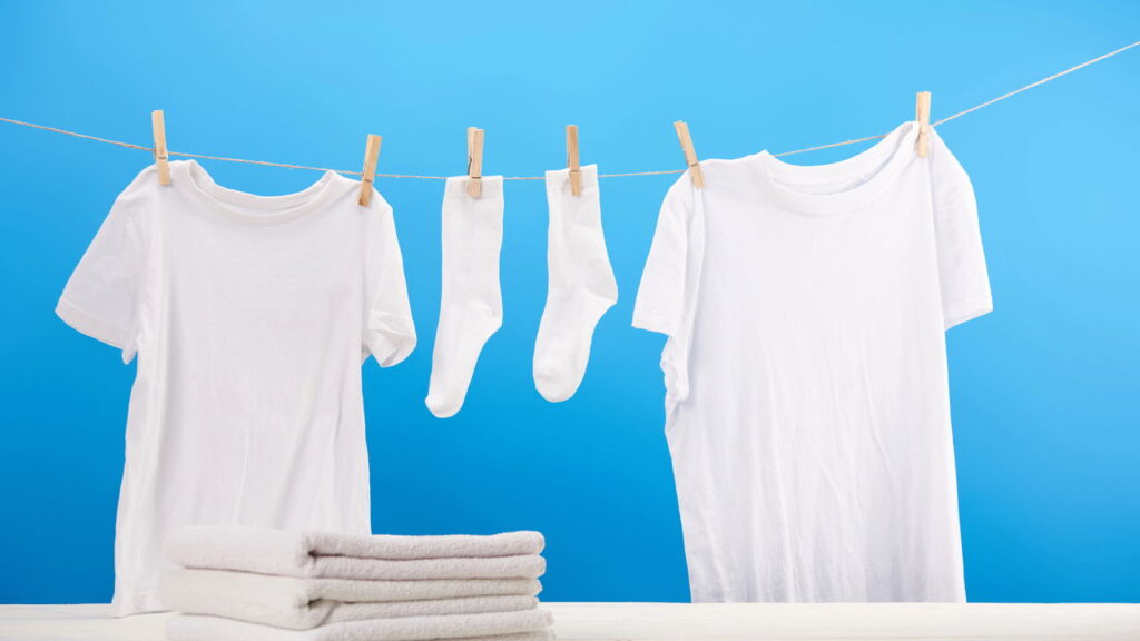 Clarear roupas brancas fica fácil com métodos caseiros e naturais